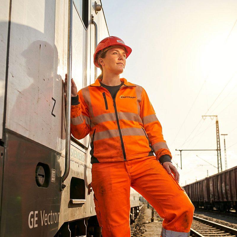 Generiertes Motiv: Mitarbeiterin in Arbeitskleidung an einer Lok