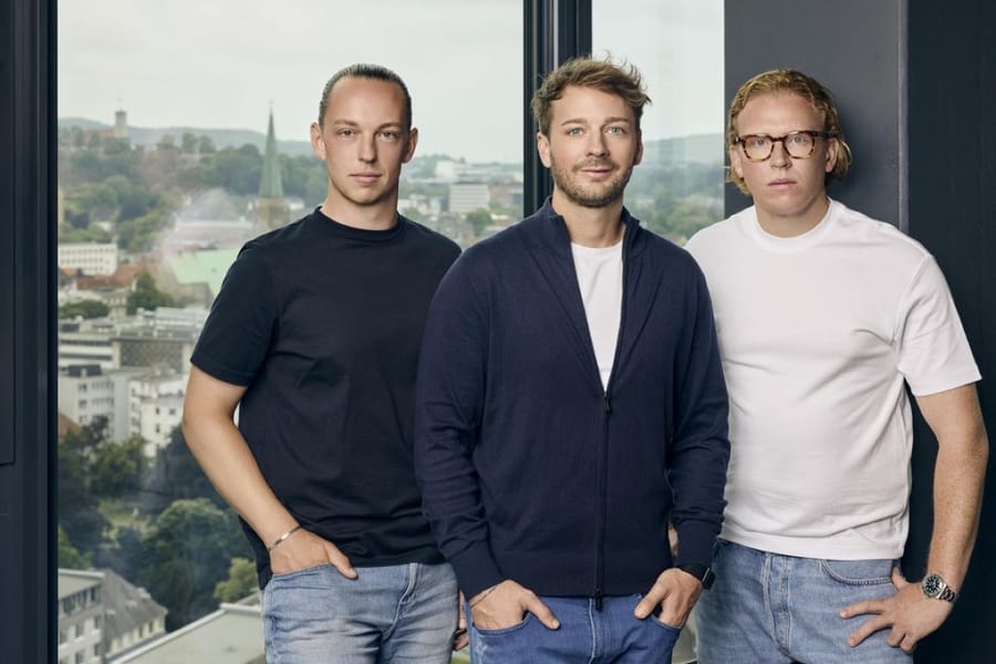 Die Mate-Gründer im Office mit Blick über Bielefeld